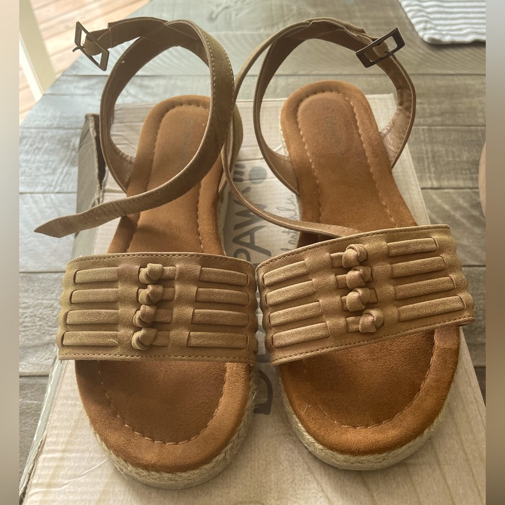 Women’s size 8 BearPaw Tan Sandals